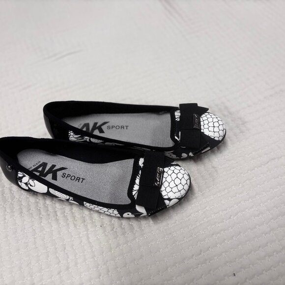 Anne Klein Sport Black and White Comfort Ballets, Size 6.5 - Picture 4 of 14